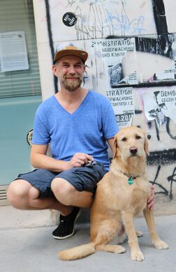 Sozialarbeiter Martin mit Hund Santa