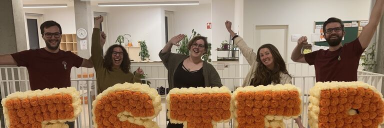 Die SAVT-Mitglieder Florian Fuhrmann, Julia Tomasich, Katharina Sedlacek von Obdach Wien, Barbara Weiß und Robert Martzy freuen sich über die Spende. (Bild: FSW)