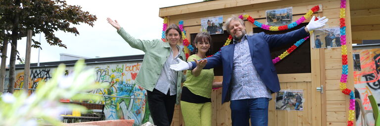 Alina Wuzelle von Otto Stöckl und Judith Korvas sowie Rüdiger Johänntgen von Obdach Wien vor der Gartenhütte in der Obdach Gänsbachergasse. (Bild: FSW)