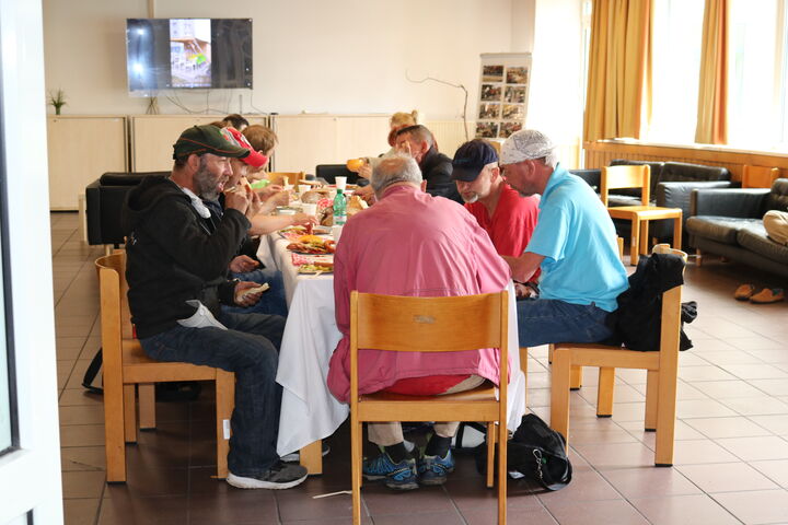 Gemeinsames Essen im Gemeinschaftsraum. (Bild: FSW)