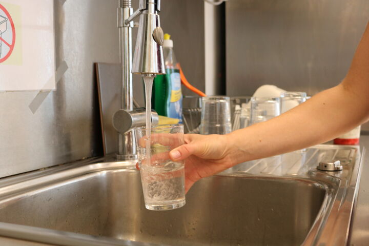 Nutzer:innen können sich selbstständig Wasser holen.