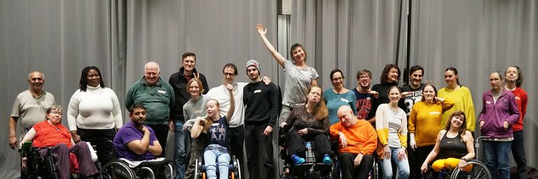 Eine Woche lang trafen sich 20 Teilnehmer:innen von Forum Obdach Wien, integration Wien und der Straßenzeitung Augustin zum inklusiven und barrierefreien Workshop im Tanzquartier. (Bild: Theresa Rauter)