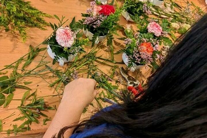 Im Obdach Ester basteln Nutzerinnen gemeinsam mit Betreuerinnen Blumensträuße. (Bild: FSW)