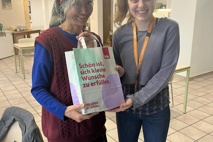 Die Übergabe des Wohlfühlsackerls im Obdach Favorita. (Bild: FSW)