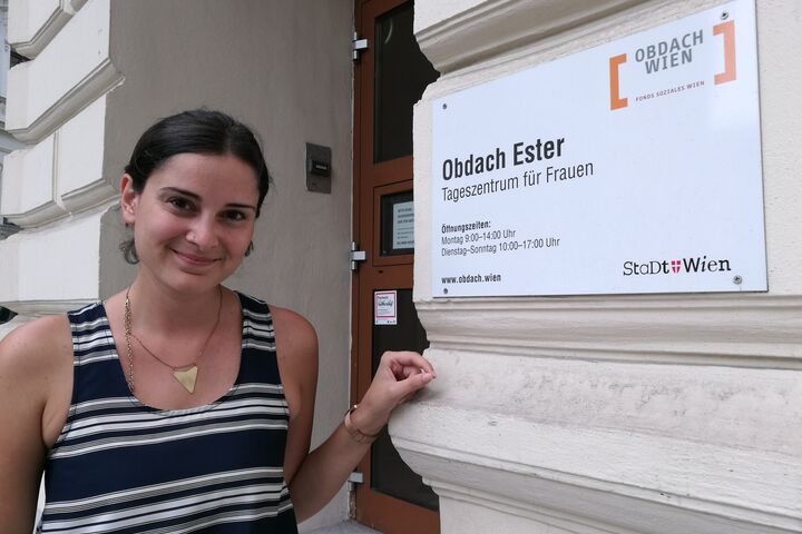 Teamleiterin Kibar Dogan vor dem Tageszentrum Obdach Ester