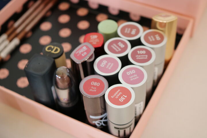 Lippenstifte zum Mitnehmen in allen Farben. (Bild: FSW)