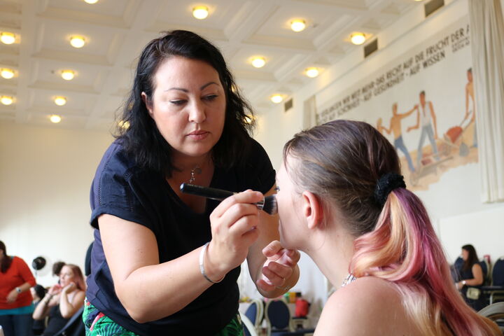 Volle Konzentration für ein gelungenes Make-up. (Bild: FSW)