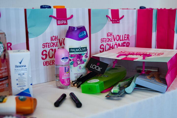 BIPA spendete Säckchen voller Kosmetik- und Schminkartikel. (Bild: Ablichterei e.U. Claudia Spieß)
