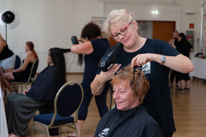 Alle freiwillige Friseurinnen- und Visagistinnen arbeiteten auf Hochtouren. (Bild: Ablichterei e.U. Claudia Spieß)