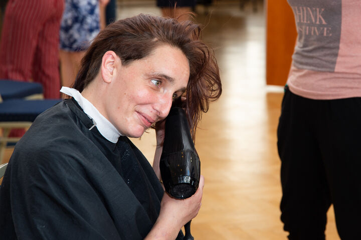 Schnell föhnen, bevor die neue Haarfarbe eingearbeitet wird. (Bild: Ablichterei e.U. Claudia Spieß)