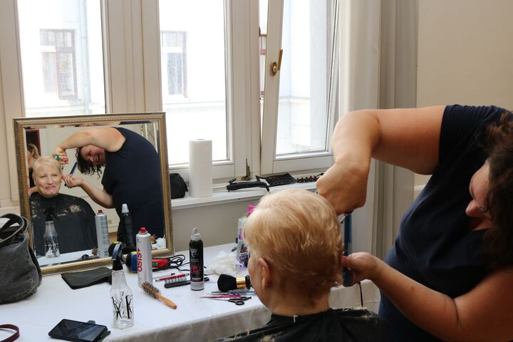 Voller Einsatz für den perfekten Haarschnitt. (Bild: FSW)