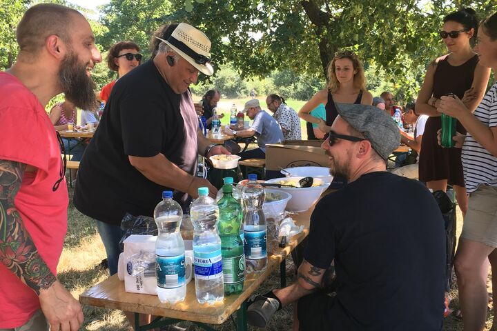 Herr Franz stärkt sich am Buffet (Bild: FSW)