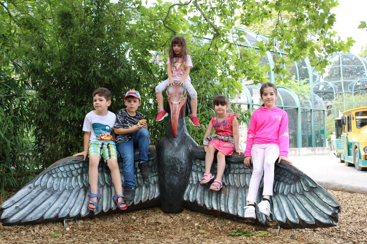 Gleich mehrere Kinder nutzten den Riesenvogel zum Spielen.