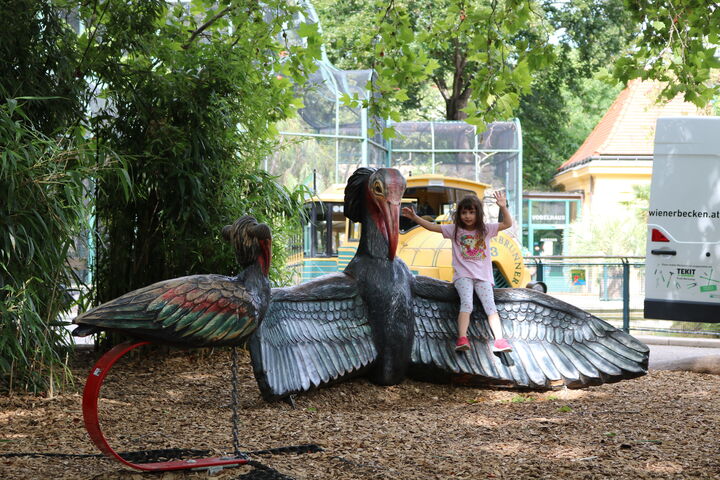 Der riesige Waldrapp aus Holz entpuppte sich als ideales Klettergerüst
