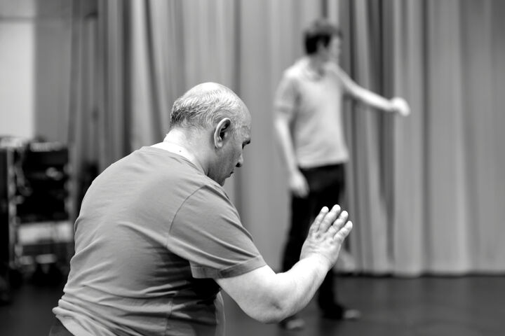 Volle Konzentration beim Bewegungsworkshop. (Bild: Nick Mangas)