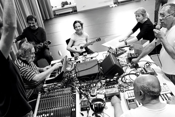 Der Sound wird zusammen kreiert. (Bild: Nick Mangas)
