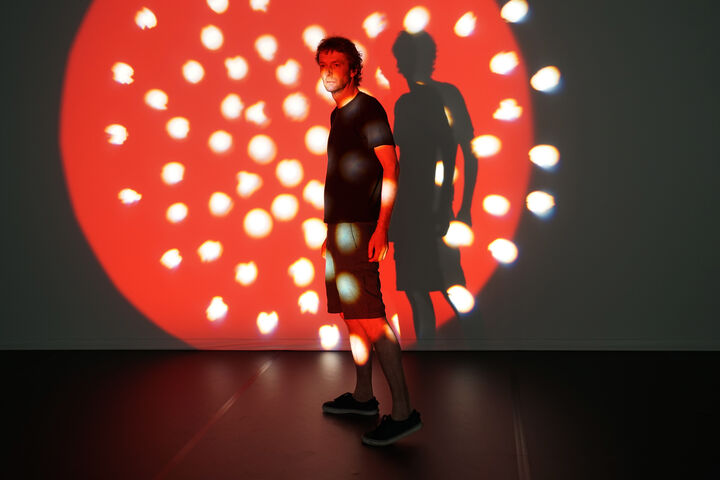 Die Lichtinstallationen setzen die Performance in Szene. (Bild: Theresa Rauter)