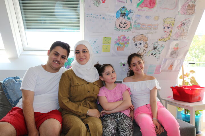 Familie J. im Gemeinschaftsraum