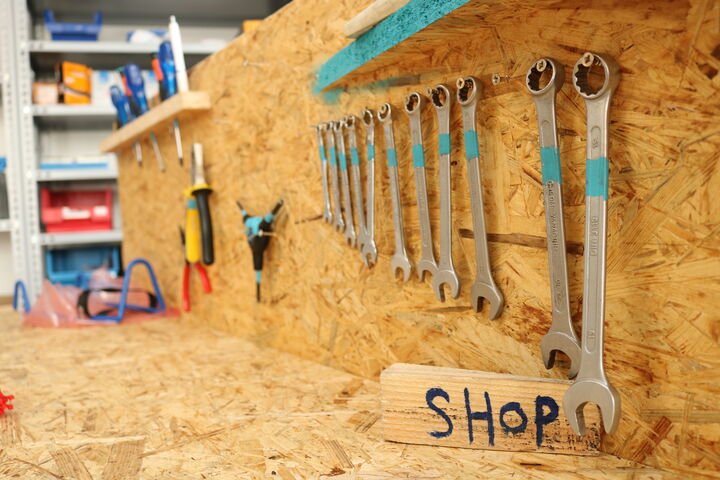 SelbstschrauberInnen können die Werkbank inklusive Werkzeug nutzen.