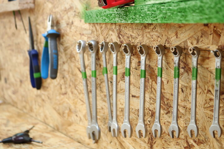 Das Werkzeug für Reparaturen steht bereit.