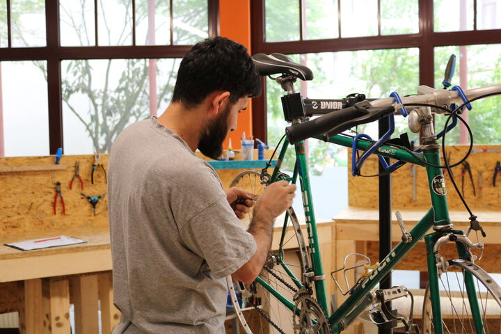 Die Fahrradmechaniker in der Bike Kitchen Favorita machen jedes Rad wieder fit.