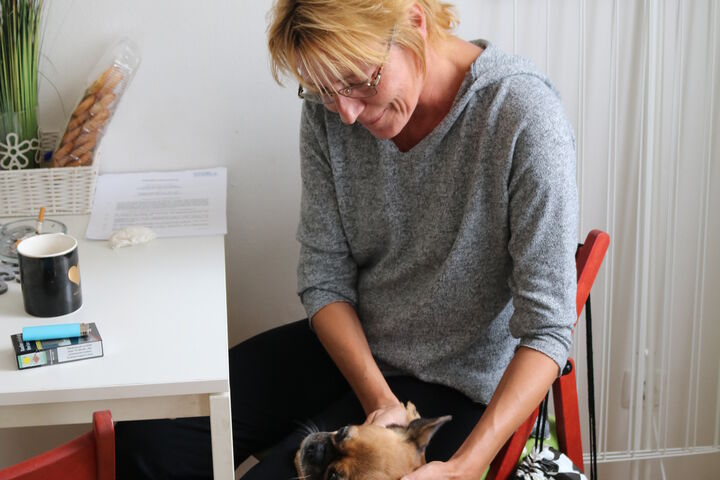 Brigitte H. mit Lilly, dem Familienhund.
