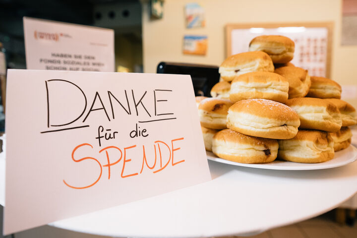 Krapfen für den Hunger zwischendurch standen bereit. (Bild: Thomas Meyer Photography) Krapfen für den Hunger zwischendurch standen bereit.