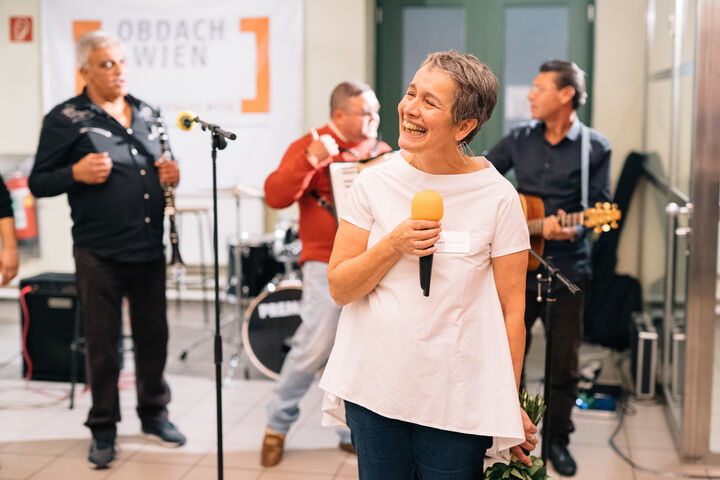 Nora Kobermann, Teamleiterin im Tageszentrum Obdach Josi, führte durch den Abend. (Bild: Thomas Meyer Photography) Nora Kobermann, Teamleiterin im Tageszentrum Obdach Josi, führte durch den Abend.
