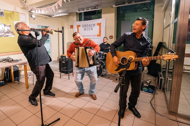 JOSIANNA, eine Band aus obdachlosen Musikern, brachte gleich zu Beginn Schwung in die Feier. (Bild: Thomas Meyer Photography) JOSIANNA, eine Band aus obdachlosen Musikern, brachte gleich zu Beginn Schwung in die Feier.