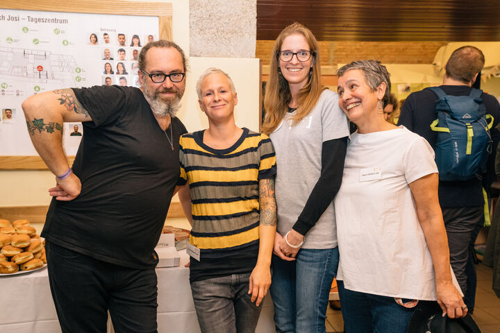 Walter Pucher, Vera Howanietz, Claudia (eine Freiwillige) und Nora Kobermann vom Team Josi. (Bild: Thomas Meyer Photography) Walter Pucher, Vera Howanietz, Claudia (eine Freiwillige) und Nora Kobermann vom Team Josi.
