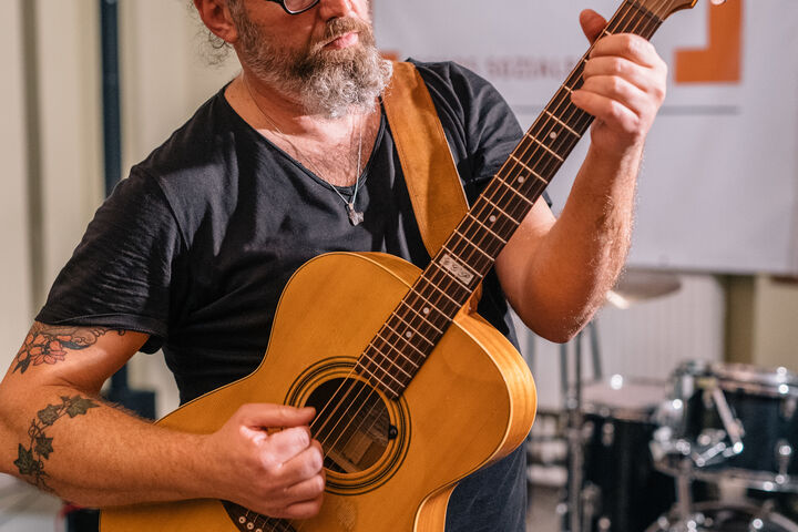 Walter Pucher, Musiker und Teamleiter im Tageszentrum Obdach Josi, spielte ein Set mit wiener Schmäh und Tiefgang. (Bild: Thomas Meyer Photography) Walter Pucher, Musiker und Teamleiter im Tageszentrum Obdach Josi, spielte ein Set mit wiener Schmäh und Tiefgang.