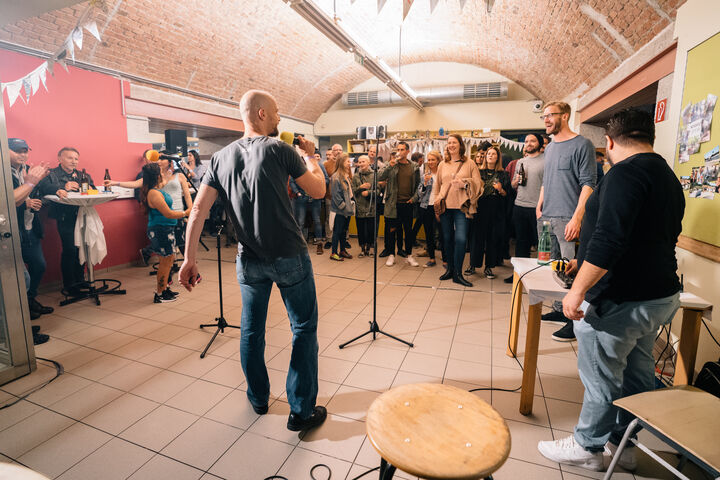 Wiener Hip Hop vom Feinsten von der Familienbande brachte Stimmung. (Bild: Thomas Meyer Photography) Wiener Hip Hop vom Feinsten von der Familienbande brachte Stimmung.