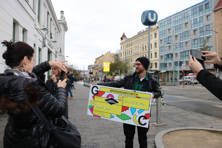 Der Spendenscheck wird gleich begeistert fotografiert.