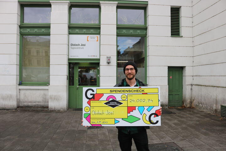Stefan Fürnkranz von der Gürtel Connection zeigt stolz den Spendenscheck.