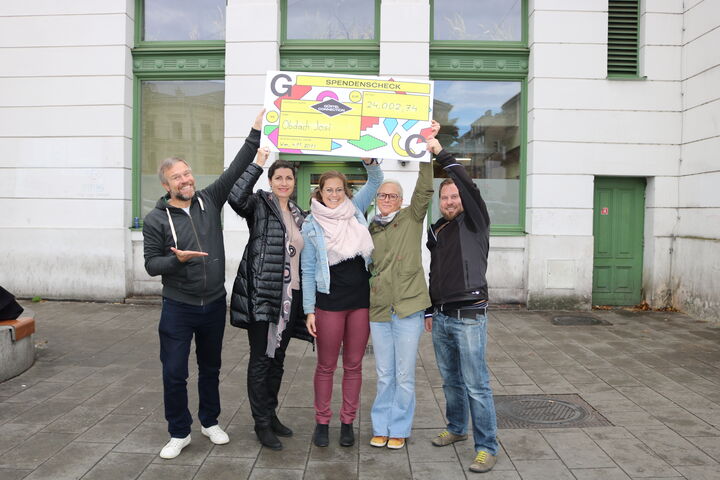 Die MitarbeiterInnen von Obdach Wien jubeln.
