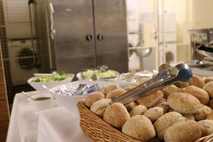 Das reichlich gedeckte Buffet wartete auf hungrige Abnehmer.