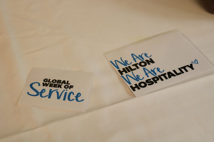 Im Namen ihrer "Global Week of Service" ermöglichte das Hilton Vienna das Festessen zum Jubiläum des Tageszentrums.