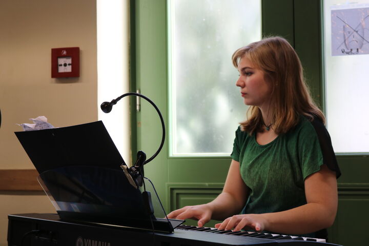 Begleitet wurden Timna und Magdalena durch Keyboarderin Christiane.