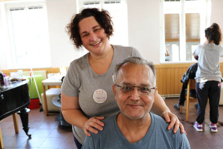 Herr T. und Patricia strahlen nach der Komplettveränderung in die Kamera. (Bild: FSW)