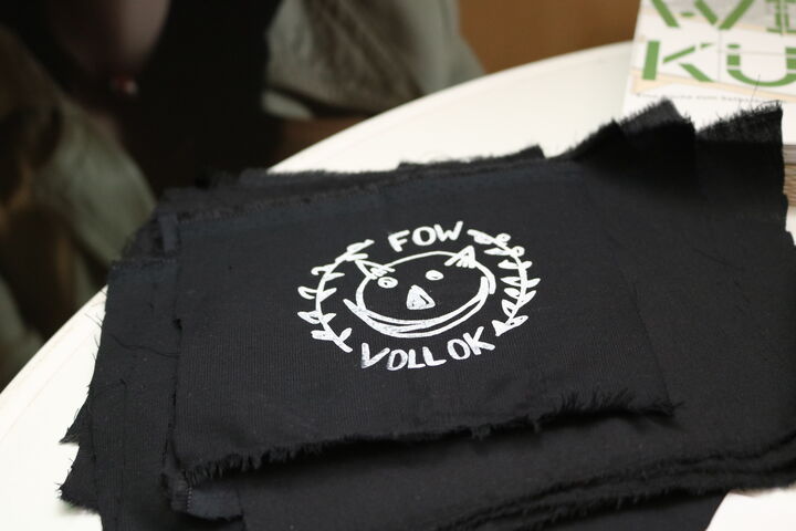 Neben T-Shirts gab es auch Forum Obdach Wien-Aufnäher.