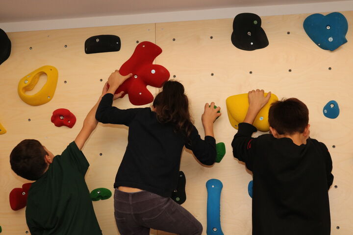 Die Kinder probierten gleich die neue Kletterwand aus. (Bild: FSW)