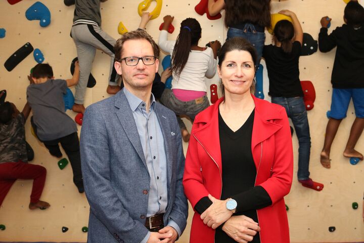 Harald Hobacher, Geschäftsbereichsleitung Wien ÖSTU-STETTIN, und Doris Czamay, Geschäftsführerin von Obdach Wien, vor der neuen Boulderwand. (Bild: FSW)