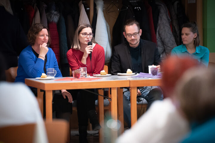Kibar Dogan (2v.l. ) stellte das Tageszentrum Obdach Ester vor. (Bild: KWP Sarah Bruckner)