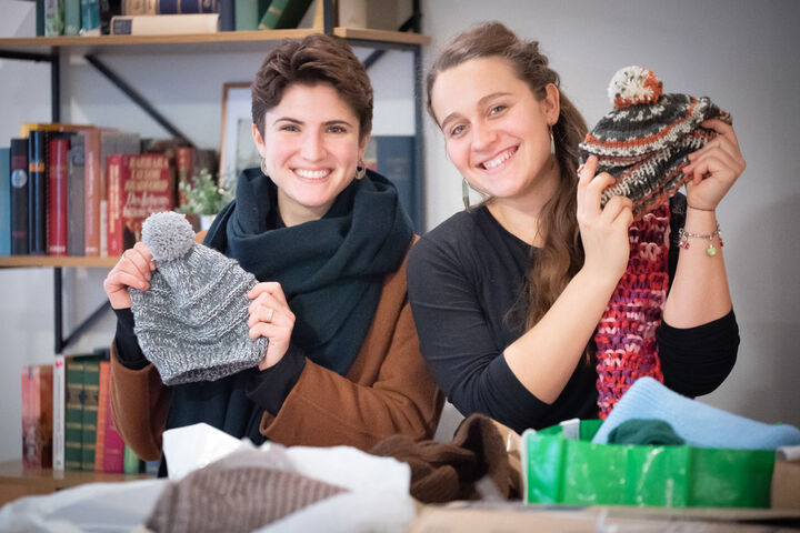 Zwei Wichtel präsentieren warme Hauben. (Bild: KWP Sarah Bruckner)