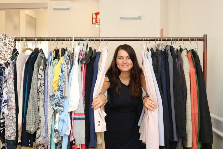 Sanita engagiert sich bei Obdach Wien besonders gern bei den Obdach Wien Wohlfühltagen und hat unter anderem die Boutique-Ecke betreut. (Bild: FSW)