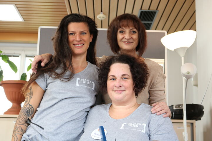 Judith Korvas inmitten der freiwilligen Friseurinnen Jasmin und Patricia (Bild: FSW)