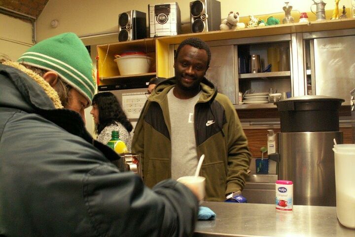 Souleymane beim Thekendienst im Tageszentrum Obdach Josi. (Bild: FSW)