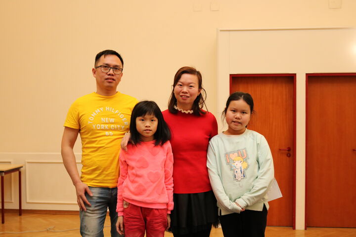 Familie Liu vor ihrem Auftritt.