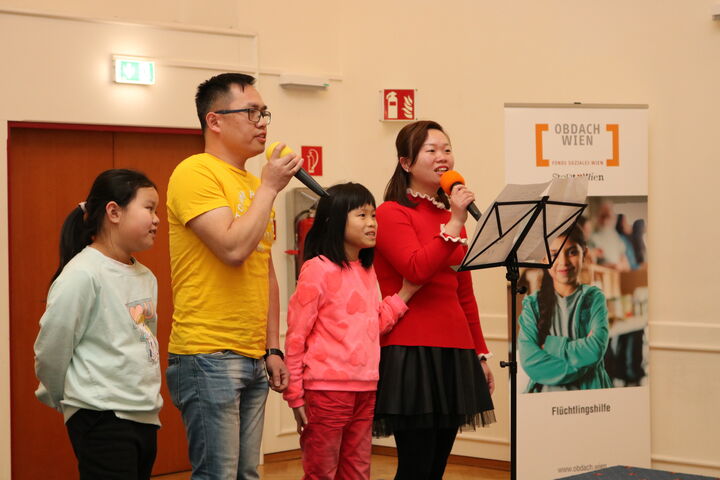Familie Liu auf der Bühne.