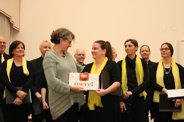 Monika Wintersberger-Montorio, Geschäftsführerin von Obdach Wien, bedankt sich bei Teresa Liska, Betreuerin im Obdach Favorita und Initiatorin des Benefizkonzerts.